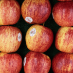 सेब पर क्यों लगे होते हैं ये स्टिकर | 100 में 99 लोग नहीं जानते